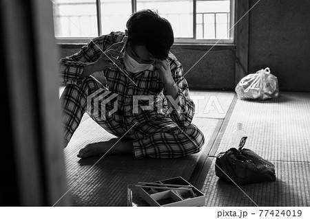 電話する具合が悪い男性 電話する具合が悪い男性 77424019