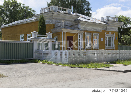 Wooden house with carved ornaments constructed in the XIX century on Mayakovsky Street in the city of Vologda Wooden house with carved ornaments constructed in the XIX century on Mayakovsky Street in the city of Vologda 77424045