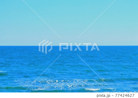 大空と青い海 77424627