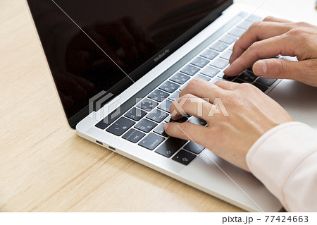 ノートパソコンと女性 77424663