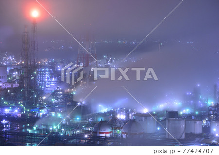 雨の夜の四日市コンビナート 77424707