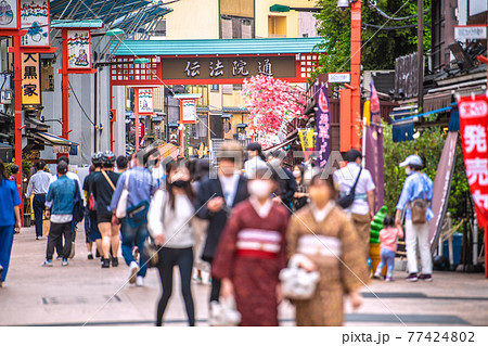 日本の東京都市景観 3度目の宣言下。伝法院通りはマスク姿の観光客…人流の抑制からは遠い…=5月8日 日本の東京都市景観 3度目の宣言下。伝法院通りはマスク姿の観光客…人流の抑制からは遠い…=5月8日 77424802