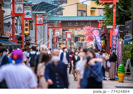 日本の東京都市景観 3度目の宣言下。伝法院通りはマスク姿の観光客…人流の抑制からは遠い…＝5月8日 77424804