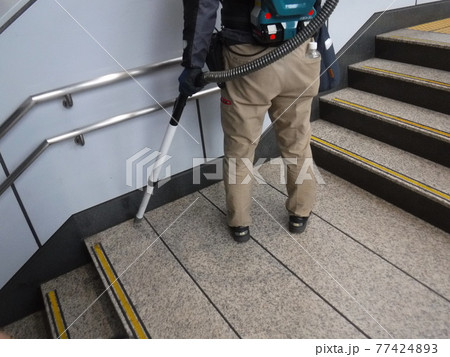 Clearning upstairs ~階段お掃除 Clearning upstairs ~階段お掃除 77424893