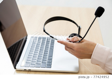 インカムマイクで話す女性 77424952