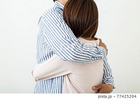 抱き合うミドル夫婦 カップル 抱き合うミドル夫婦 カップル 77425204
