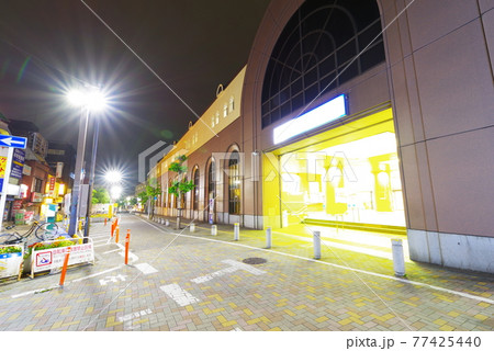 深夜の狛江駅南口の風景 深夜の狛江駅南口の風景 77425440