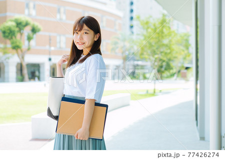 笑顔の大学生 77426274