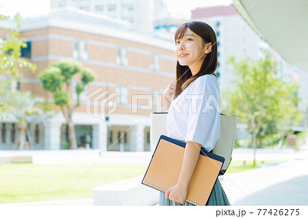 笑顔の大学生 77426275