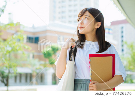 笑顔の大学生 77426276