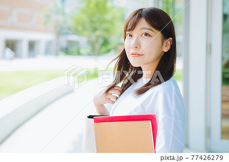 笑顔の大学生 77426279