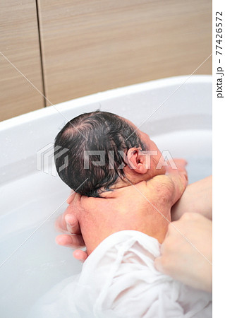 沐浴中のママと新生児の赤ちゃんの写真素材