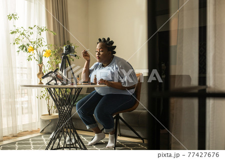 Blogger broadcasting about makeup to subscribers while making online tutorial 77427676