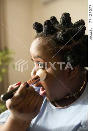 Blogger brushing her chics while making online tutorial for her subscribers 77427677