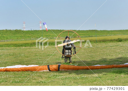 モーターパラグライダーの離陸準備 モーターパラグライダーの離陸準備 77429301
