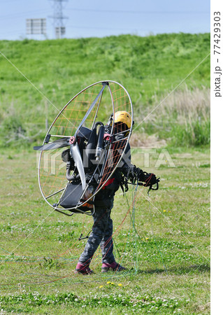 モーターパラグライダーの離陸準備 モーターパラグライダーの離陸準備 77429303