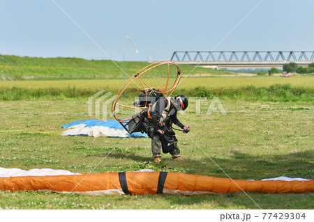 モーターパラグライダーの離陸準備 モーターパラグライダーの離陸準備 77429304