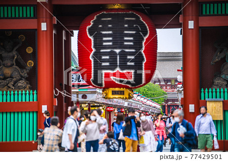 日本の東京都市景観 3度目の宣言下。浅草寺はマスク姿の観光客…もはや人流の抑制からは遠い…＝5月8日 77429501