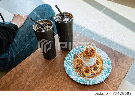 コーヒー アイスクリーム ワッフル 77429698