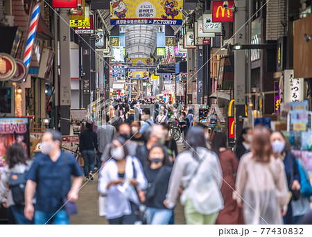 日本の東京都市景観 3度目の宣言下。百貨店などが休業しても、人流の抑制からは遠い…＝5月8日、浅草 77430832