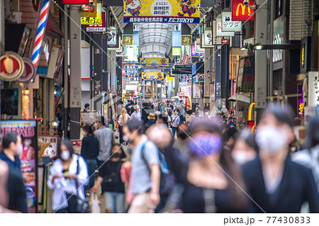 日本の東京都市景観 3度目の宣言下。百貨店などが休業しても、人流の抑制からは遠い…＝5月8日、浅草 77430833