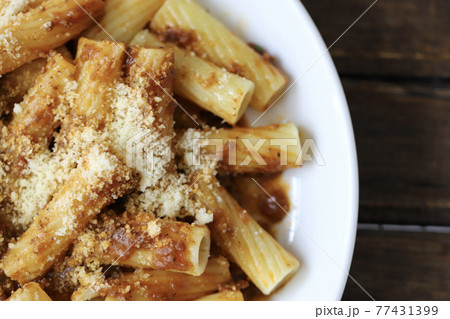 ラグーソースパスタ　ショートパスタのリガトーニ 77431399