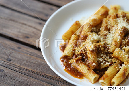 ラグーソースパスタ ショートパスタのリガトーニ ラグーソースパスタ ショートパスタのリガトーニ 77431401