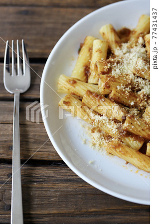 ラグーソースパスタ ショートパスタのリガトーニ ラグーソースパスタ ショートパスタのリガトーニ 77431437