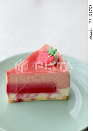 イチゴのチョコが乗った可愛いムースケーキ イチゴのチョコが乗った可愛いムースケーキ 77431738