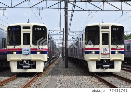 車両基地で並ぶ京王電鉄9000系 77431741