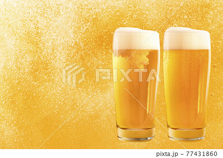 ビールの泡の背景に並べたグラスビールの写真素材