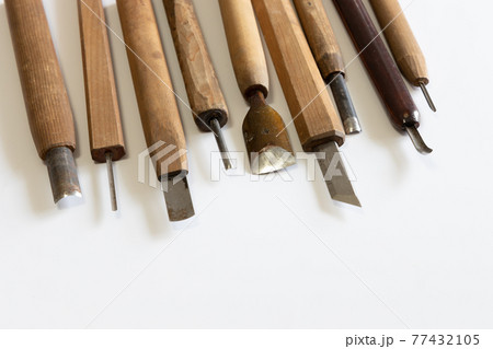 使い込まれた年季の入った彫刻刀 77432105