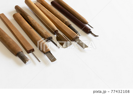 使い込まれた年季の入った彫刻刀 77432108