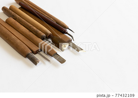 使い込まれた年季の入った彫刻刀 77432109