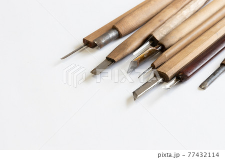 使い込まれた年季の入った彫刻刀 77432114