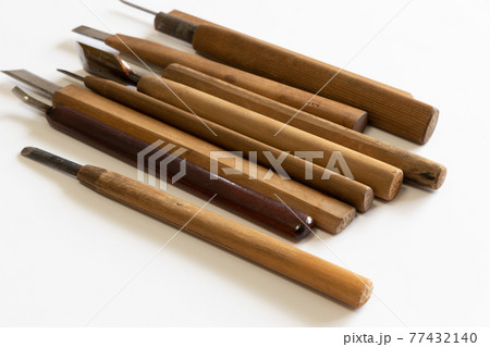 使い込まれた年季の入った彫刻刀 77432140