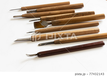 使い込まれた年季の入った彫刻刀 使い込まれた年季の入った彫刻刀 77432143