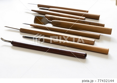 使い込まれた年季の入った彫刻刀 77432144