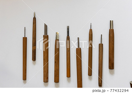 使い込まれた年季の入った彫刻刀 77432294