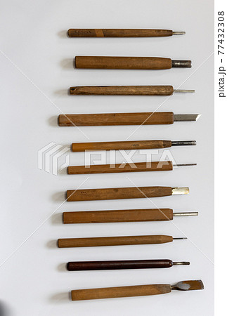 使い込まれた年季の入った彫刻刀 77432308