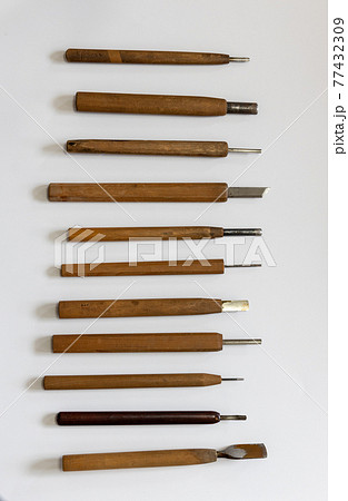 使い込まれた年季の入った彫刻刀 77432309