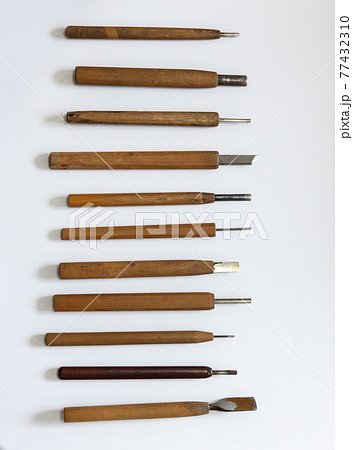 使い込まれた年季の入った彫刻刀 77432310