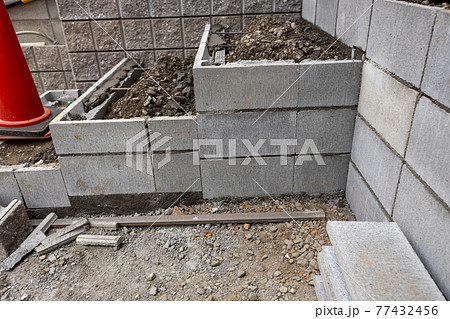 新築一戸建ての外構工事現場(玄関への階段) 新築一戸建ての外構工事現場(玄関への階段) 77432456