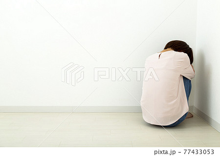 落ち込む女性 鬱の写真素材
