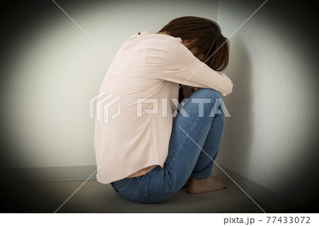 落ち込む女性 鬱の写真素材