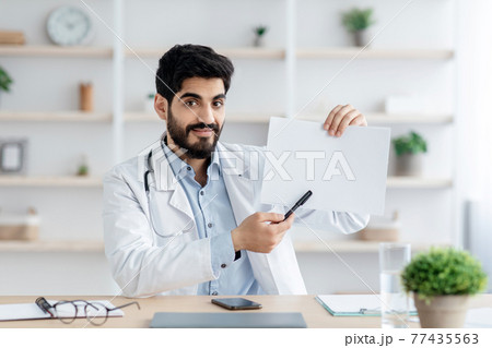 Medical professional explains to client or recommends treatment, health care Medical professional explains to client or recommends treatment, health care 77435563