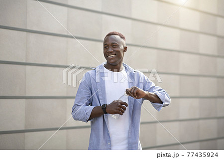 Keep hydrated. Happy African American guy withの写真素材 [77435924] - PIXTA