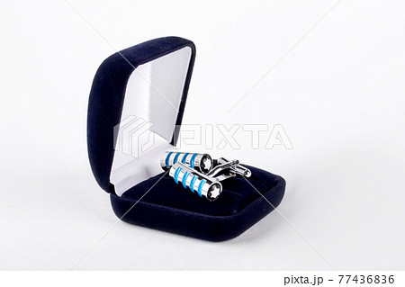 Pair of cuff links in velour box. 77436836