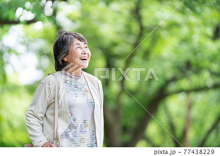 公園で散歩するシニア女性 77438229