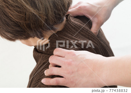 肩揉み 肩揉み 77438832